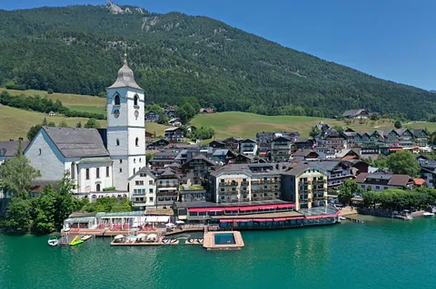 Hotel Im Weissen Rössl am Wolfgangsee mit Berge im Hintergrund